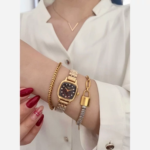ساعت مچی زنانه تیسوتTISSOT بنداستیل طلایی صفحه مربعی مشکی ضدآب خاص وجذاب