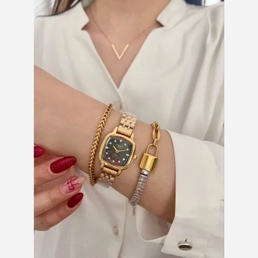 ساعت مچی زنانه تیسوتTISSOT بنداستیل طلایی صحفه مربعی سبز ضدآب خاص وجذاب