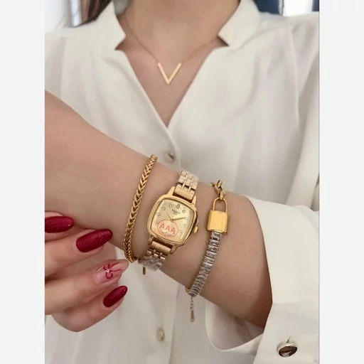 ساعت مچی زنانه تیسوتTISSOT بنداستیل طلایی صفحه مربع طلایی ضدآب خاص وجذاب